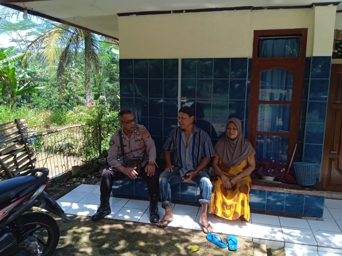 Melalui Sambang ke Dusun Sukamaju, Polsek Sukadana Berikan Himbauan Untuk Aktifkan Kembali Siskamling