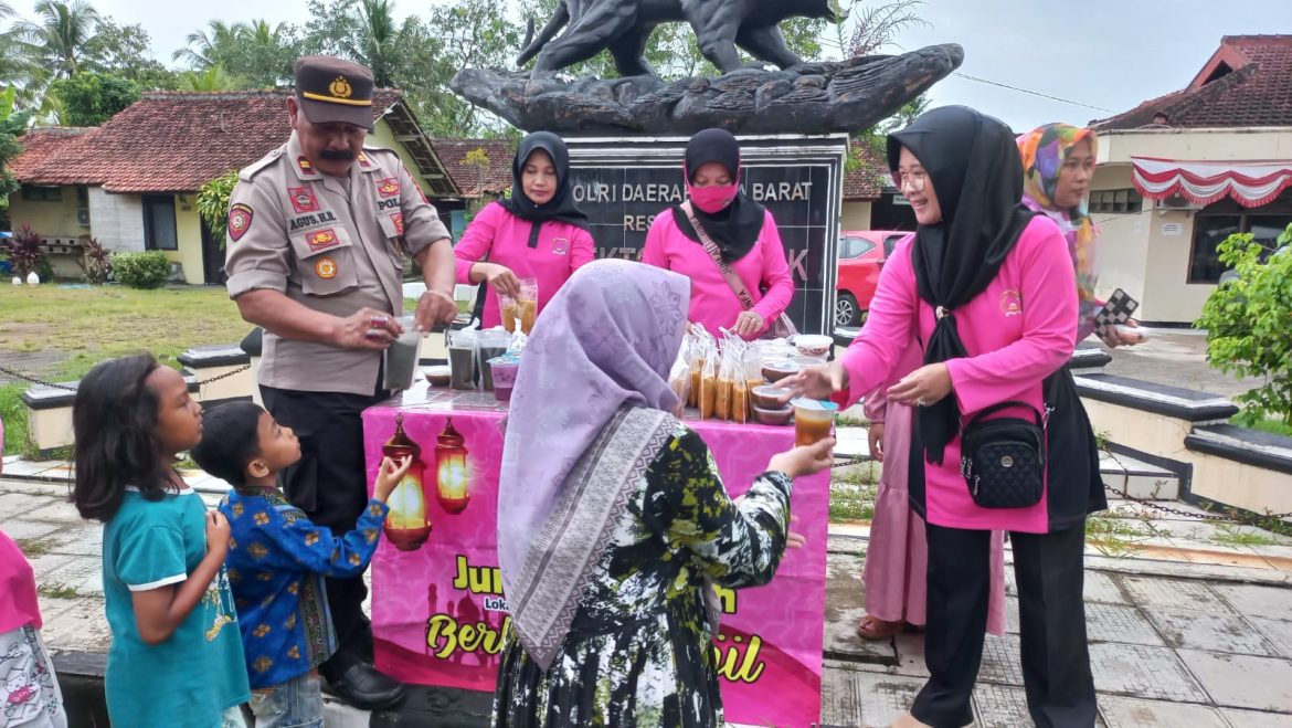 Kapolsek dan Ketua Bhayangkari Ranting Lakbok Bagikan Takjil ke Pengguna Jalan