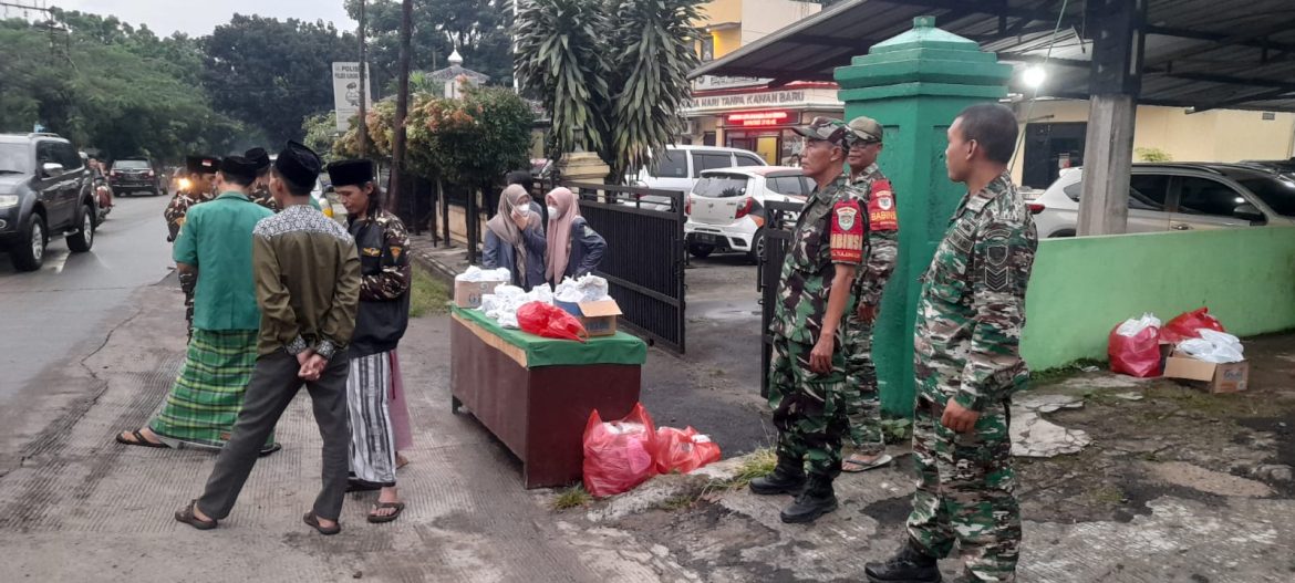 Indahnya Berbagi Di Bulan Ramadhan Yang Penuh Berkah, Koramil 0621-05/Gunung Putri Bersama Polsek Gunung Putri, Beserta Ikatan Pekerja Sosial Masyarakat ( IPSM ) beserta Banzer NU Bagikan Takjil Gratis.