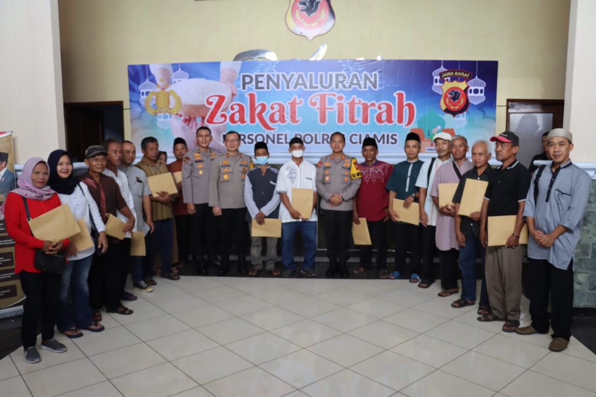 Polres Ciamis Salurkan Zakat Fitrah ke Warga Masyarakat Sekitar Lingkungan Mapolres