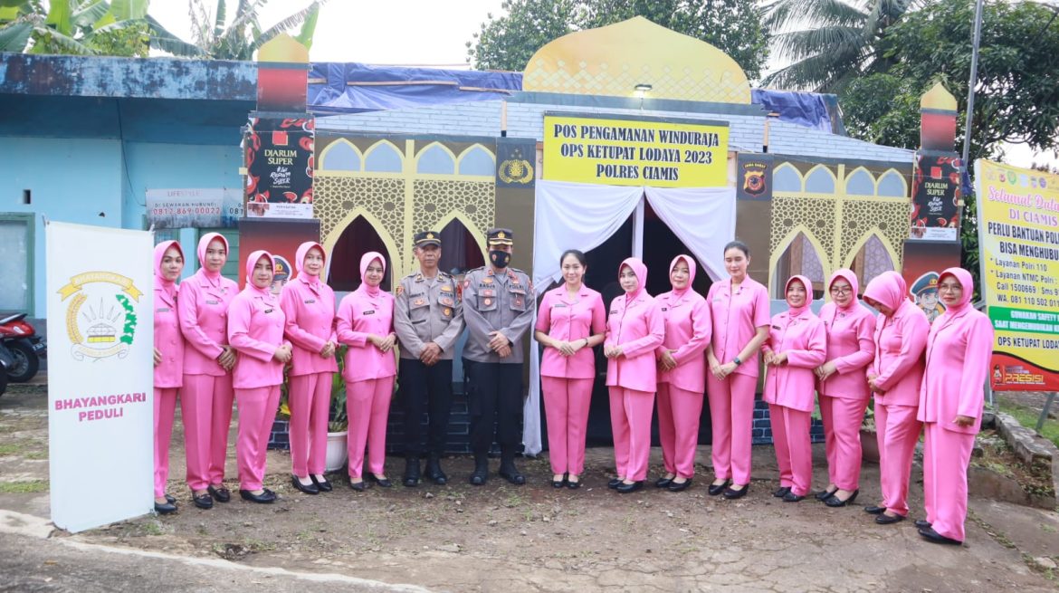 Ketua Bhayangkari Cabang Ciamis Kunjungi Pos PAM Ops Ketupat Lodaya 2023 Polres Ciamis Polda Jabar