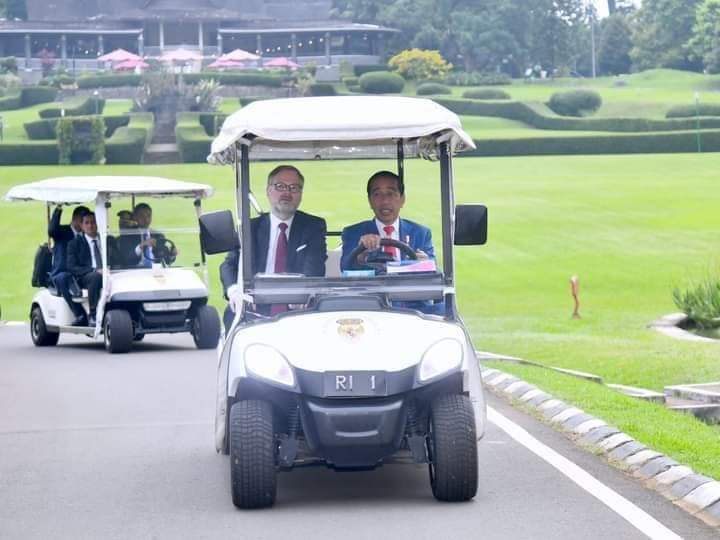 Momen Presiden Jokowi Ajak PM Ceko Ngabuburit ke Kebun Raya Bogor