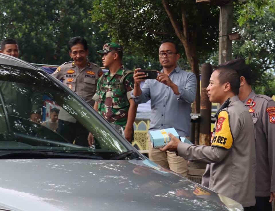 Kapolres Ciamis Bagi-Bagi Takjil ke Pemudik di Depan Pos Pam Winduraja Kawali