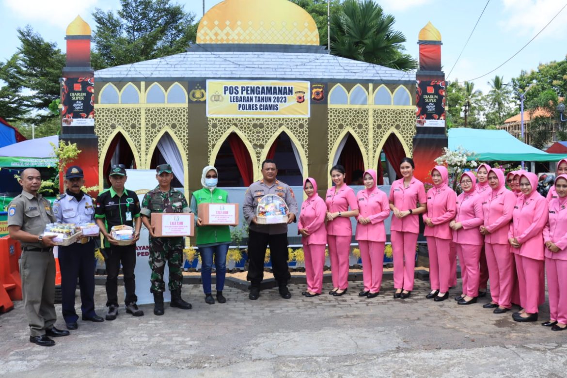 Kapolres dan Ketua Bhayangkari Cabang Ciamis Berikan Tali Asih ke Petugas Pos Pam Cisaga