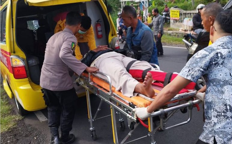 Dokkes Polres Ciamis Polda Jabar Tangani Korban Laka Lantas Tunggal di Jalan Jend. Sudirman