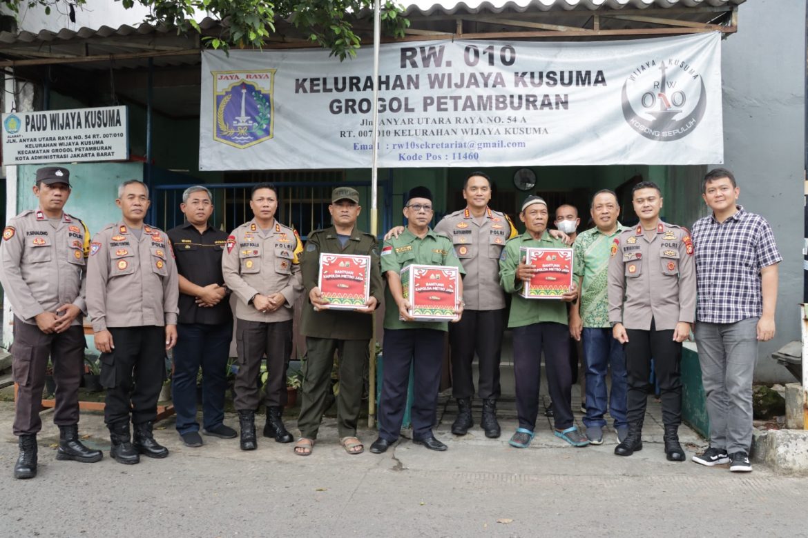 Polres Metro Jakarta Barat Membagikan 240 Paket Sembako Idul Fitri