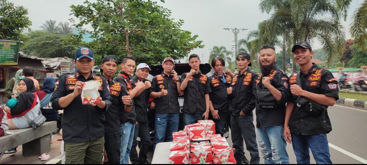 Indahnya Berbagi, Jelang Berbuka Puasa BPPKB Banten Ranting Nanggewer Membagikan Takjil Gratis Kepada Warga