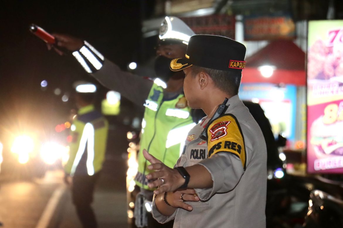 Kapolres Ciamis Pimpin Gatur Lalin di Simpang Tiga Bahagia Sindangkasih saat Malam Takbir