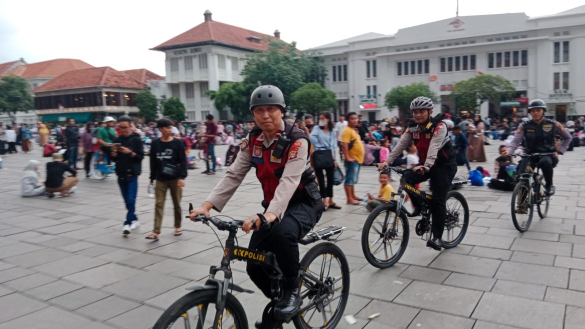 Beri Rasa Aman Masa Libur Lebaran, Polres Metro Jakarta Barat Gencar Patroli Sepeda Dikawasan Kota Tua