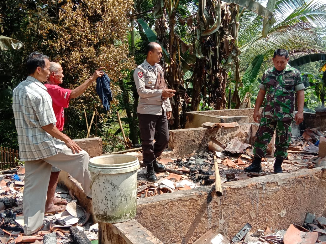 Polsek Cimaragas Datangi Lokasi Kebakaran Rumah di Dusun Gunungsari Cidolog