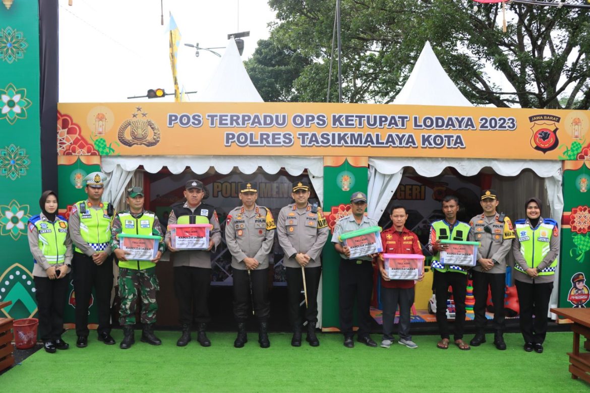Kepedulian Kapolda Jawa Barat Berikan Tali Asih Kepada Personel Siaga, Saat Cek Pos Terpadu Letter U Gentong