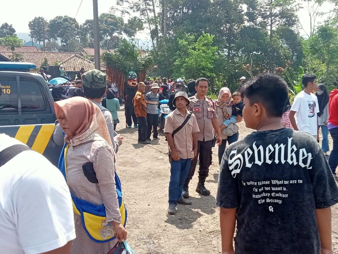 Pos Pam Panjalu Amankan Pawai Khitanan Massal di Desa Cibeureum Sukamantri