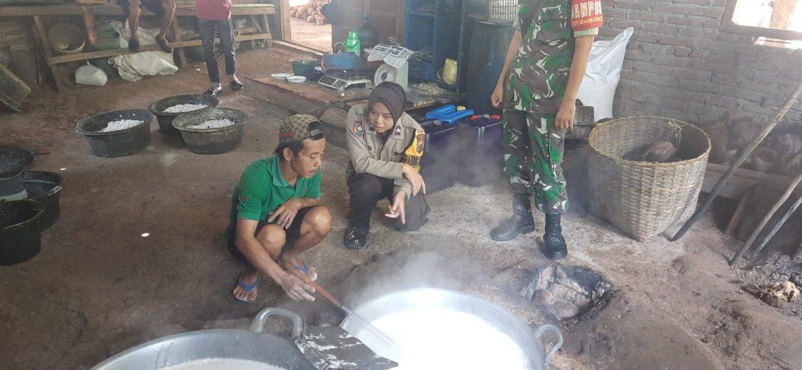Bhabinkamtibmas Desa Saguling Silaturahmi dan Sampaikan Himbauan Kamtibmas ke Warga