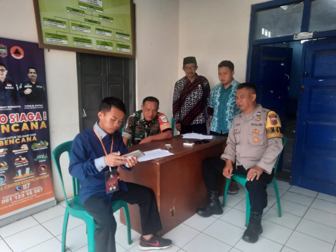 Perkuat Sinergitas, Bhabinkamtibmas Desa Sukamulya Silaturahmi ke TOMA di Kantor Desa