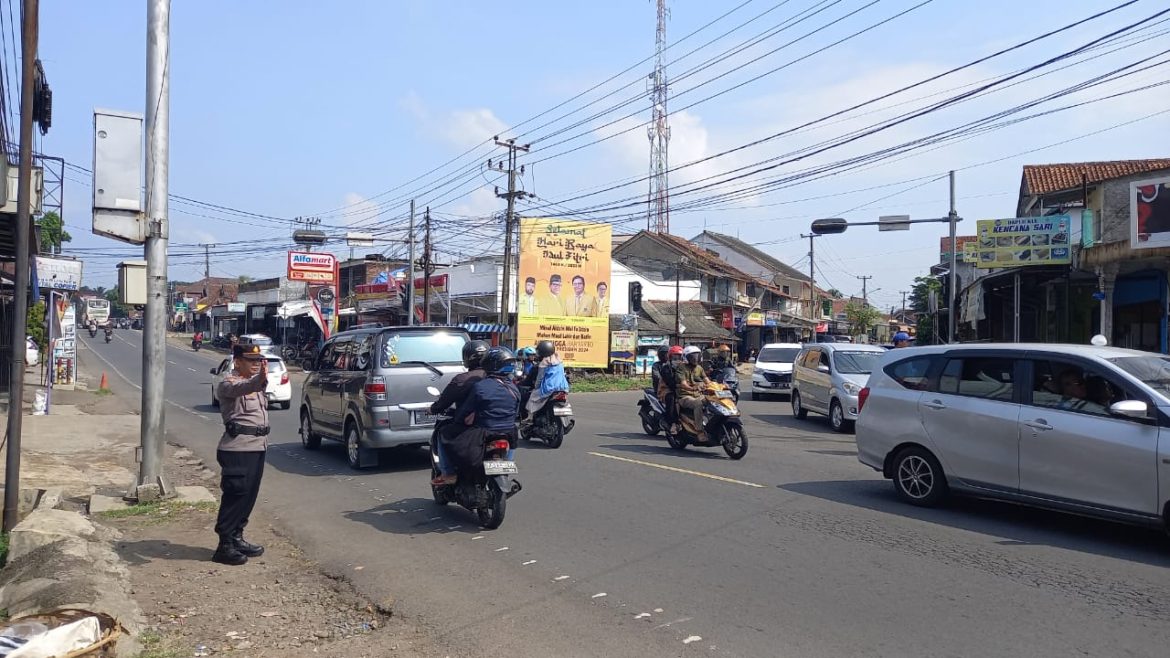 Petugas Pos Pam Cisaga Gatur dan Pantau Lalin di Wilayah Kecamatan Cisaga