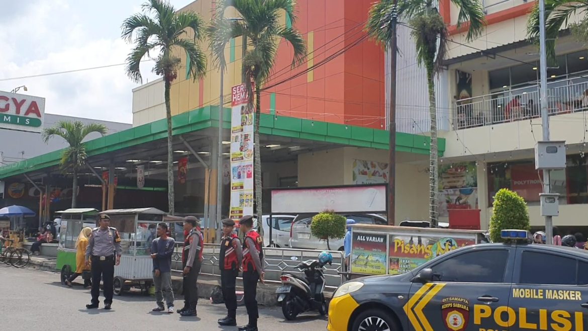 Sat Samapta Polres Ciamis Beri Himbauan Kamtibmas ke Warga di Yogya Depstore