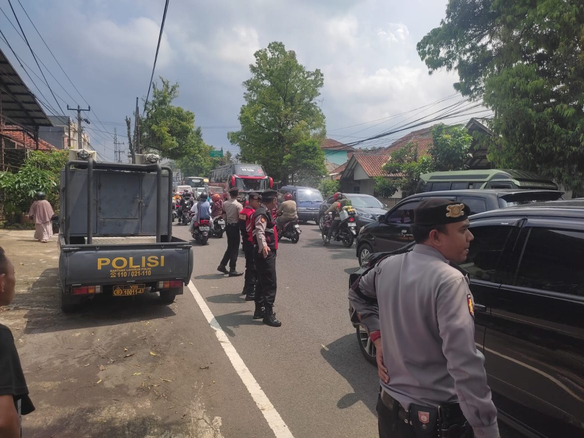 Satgas Preventif Polres Ciamis Sigap Gatur Lalin Akibat Terputusnya Kabel PLN di Tengah Jalan