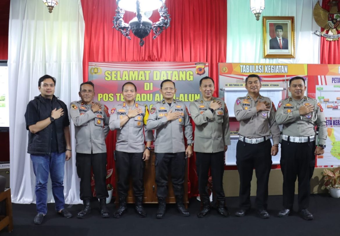 Kapolres Ciamis Dampingi Karo SDM Polda Jabar Pantau Arus Balik di Pos Terpadu Ops Ketupat Lodaya 2023
