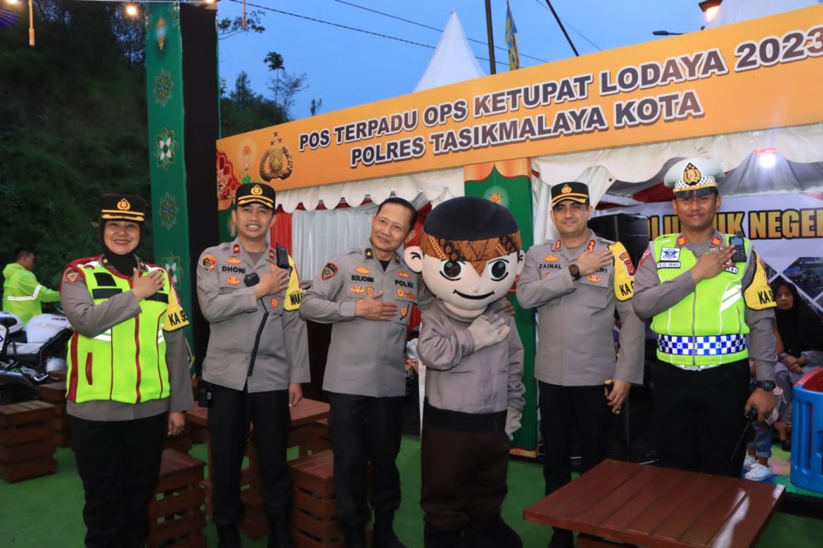 Karo SDM Polda Jabar Didampingi Kapolres Tasikmalaya Kota Cek Pos Terpadu Letter U Gentong