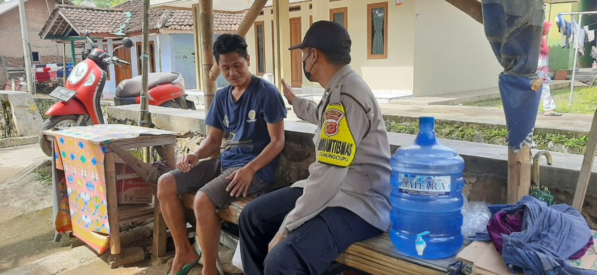 Beri Himbauan Kamtibmas, Bhabinkamtibmas Polres Ciamis Sambang ke Warga di Dusun Bojonggaok