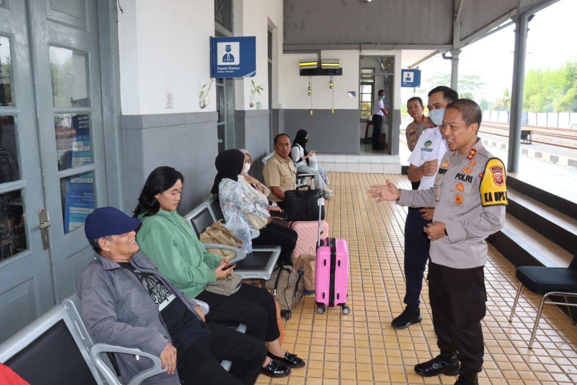Kapolres Ciamis Ngobrol Bareng Pemudik di Stasiun KA Ciamis