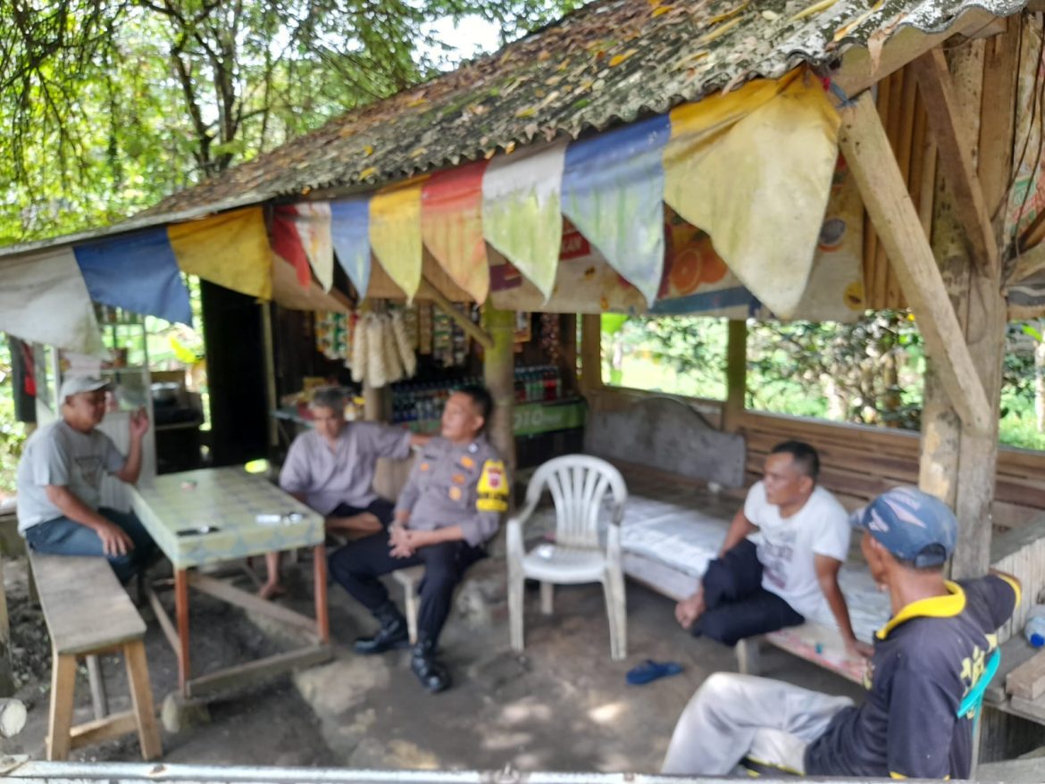 Jumat Curhat, Polsek Cimaragas Silaturahmi Bareng Warga Dusun Goler Desa Beber