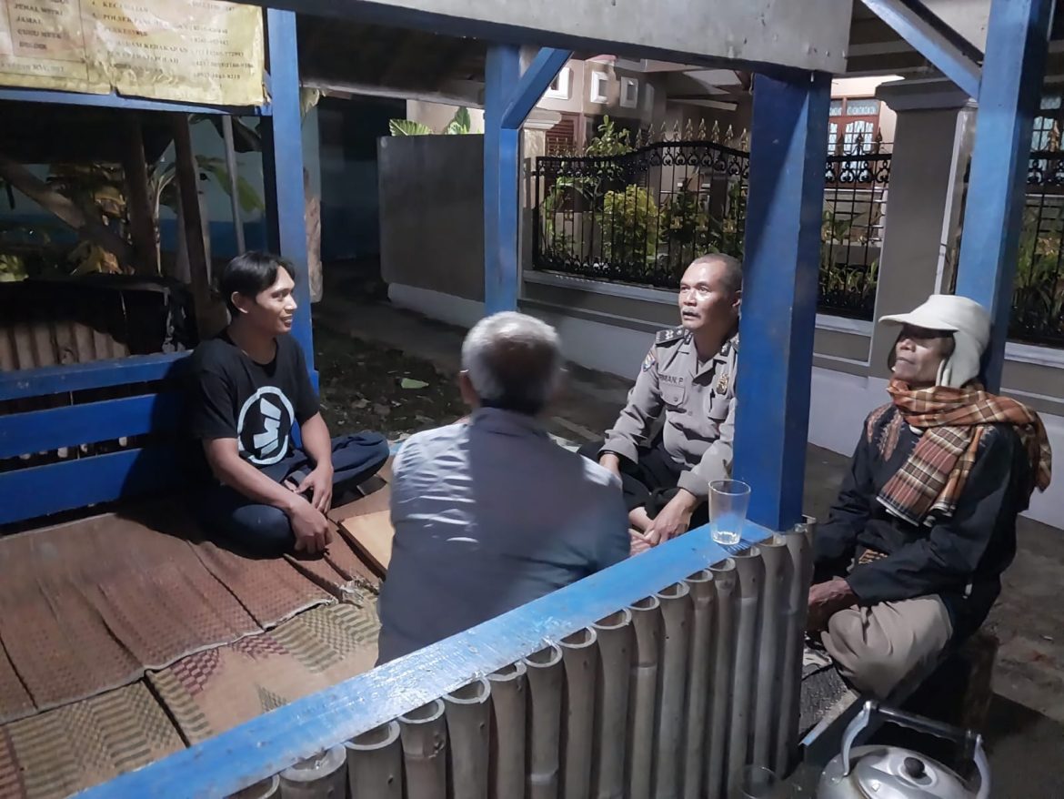 Perkuat Sinergitas, Bhabinkamtibmas Polres Ciamis Silaturahmi Bersama Warga Desa Sukakerta