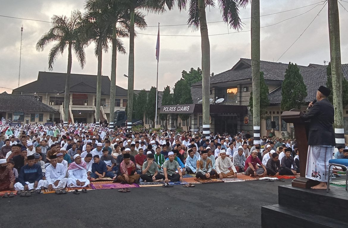 Di Halaman Mapolres Ciamis: Kapolres Beserta Jajaran dan Ratusan Masyarakat Menggelar Sholat Idul-Fitri 1444 H
