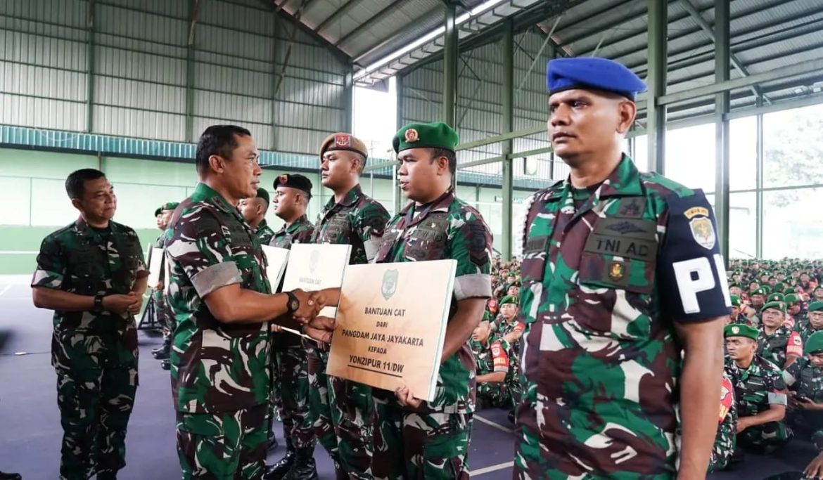 Pangdam Jaya Serahkan Bantuan Cat Untuk Pemeliharaan Rumah Ibadah Satuan Kodam Jaya