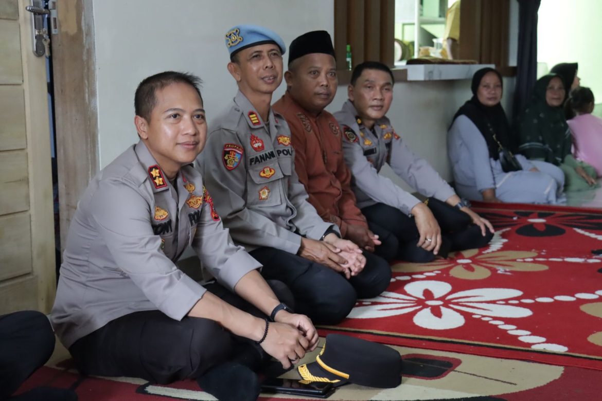 Kapolres Takziah ke Kediaman Alm. Aipda Rony Rohimat Personel Polres Ciamis