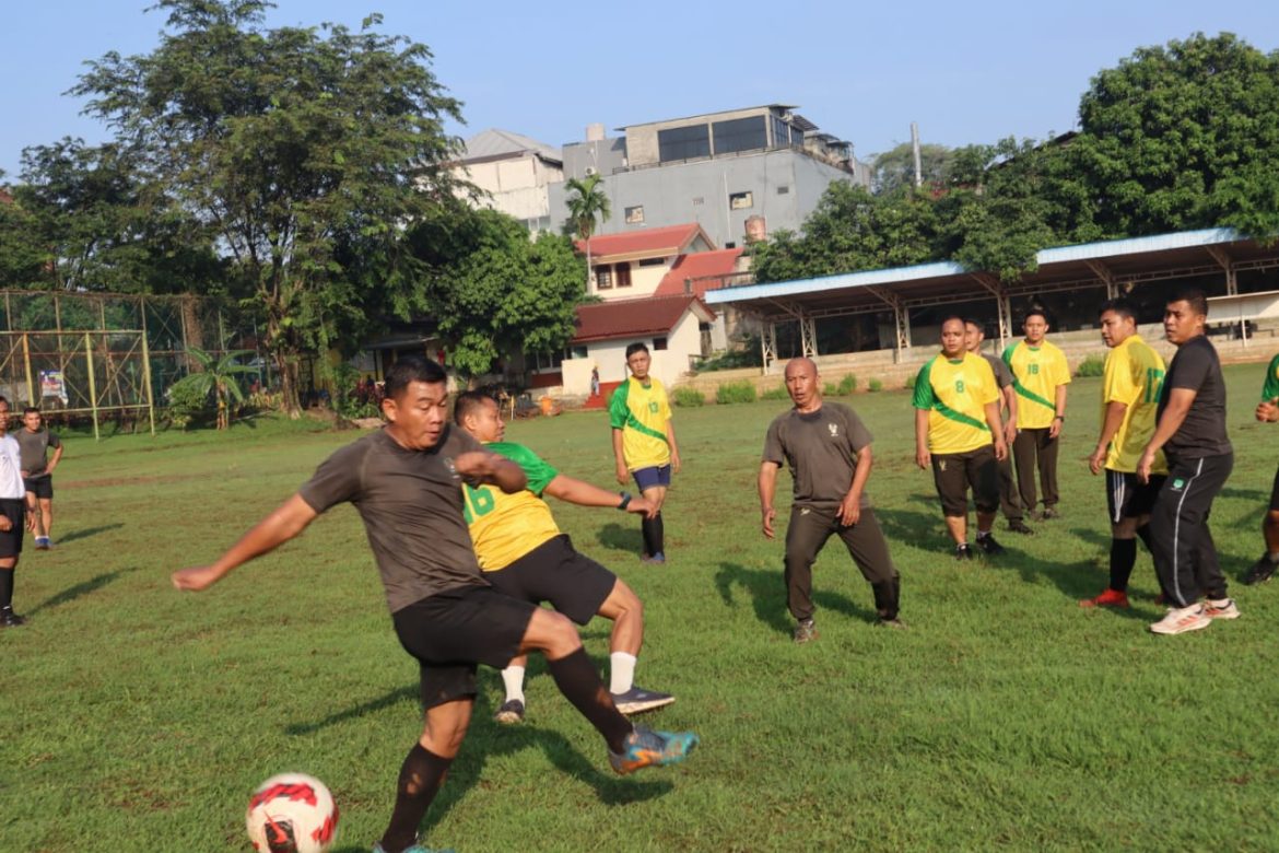 Jaga Kekompakan Personel, Kodim 0504/JS Dengan Bermain Sepak Bola