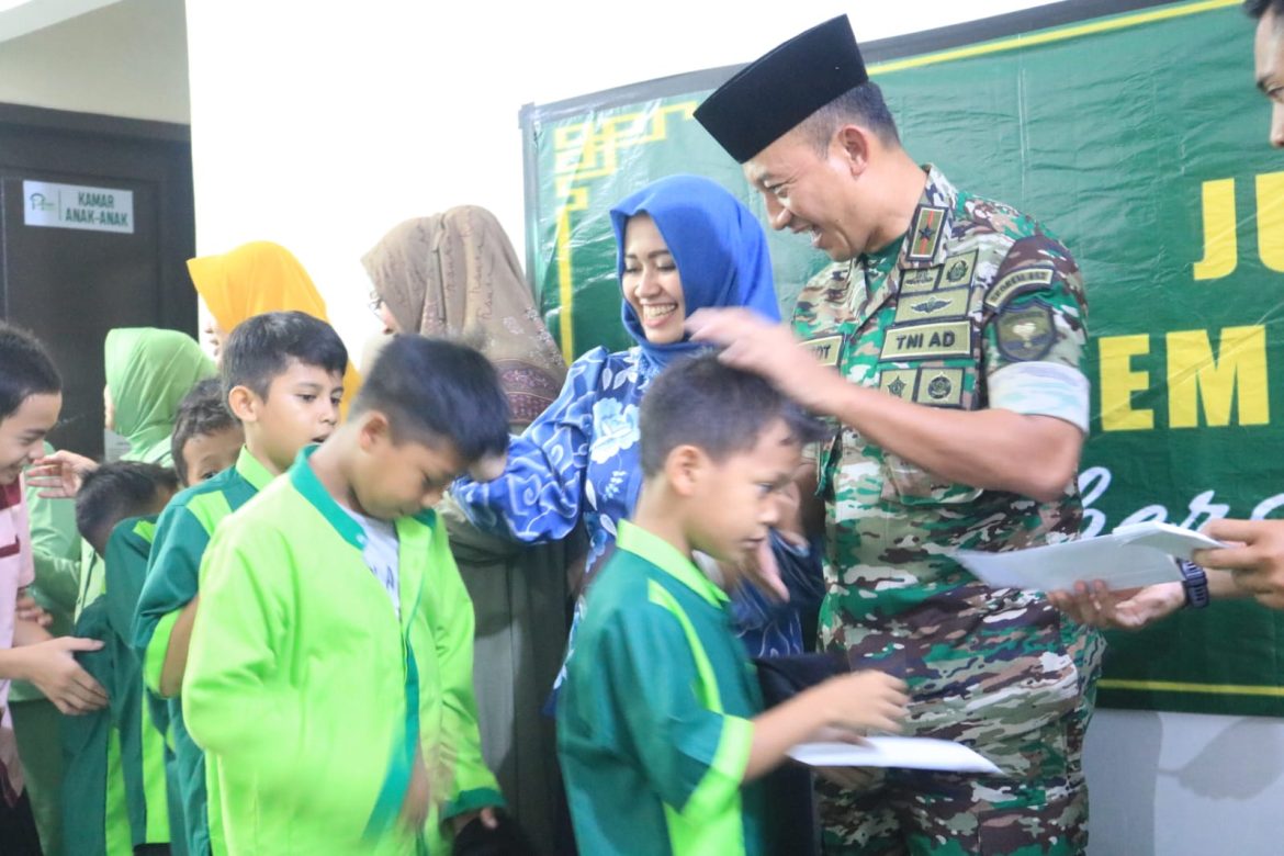 Jum’at Berkah, Danrem 052/Wkr Bersama Ketua Persit Berikan Santunan Pada Yatim Paitu