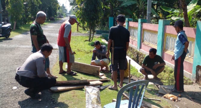 Polri Hadir di Tengah Warga, Polsek Lakbok Kerja Bakti Bersama Warga di Desa Sukanagara