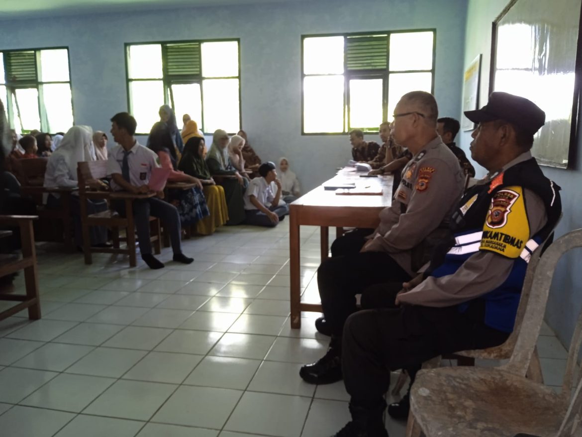 Cipta Kondisi, Polres Ciamis Amankan Kelulusan Siswa di MA Desa Margajaya
