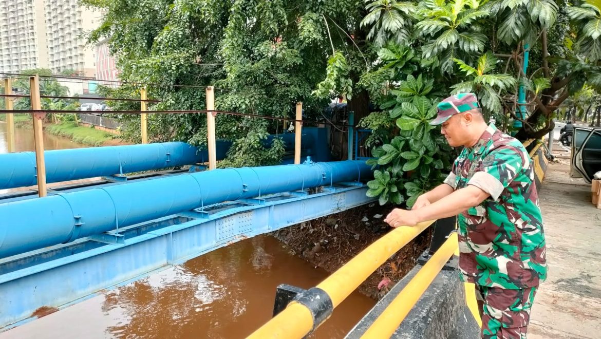 Langkah Antisipasi Banjir, Babinsa Peltu Ampa Uleng Cek Debit Air Sungai