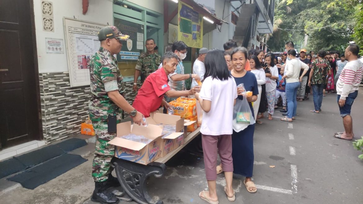 Jumat Berkah Koramil 01/Menteng Bersinergi dengan Love All Serve All