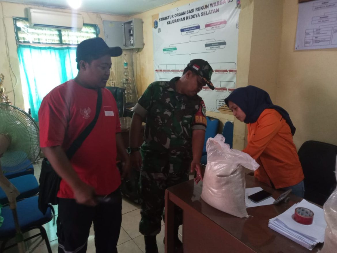 Danramil 05/KJ Bersama Anggota Babinsa Pantau Kegiatan Pembagian Bansos Beras Bulog di Wilayah