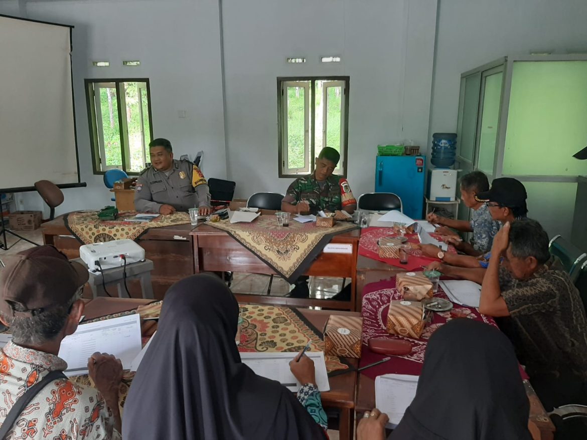 Sukseskan Regsosek, Polsek Cihaurbeuti Giat Forum Konsultasi Publik di Desa Sukahurip