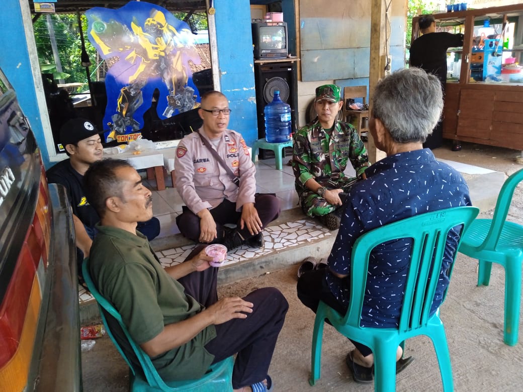 Soliditas TNI-Polri, Polsek Sukadana dan Koramil Rajadesa Sambang ke Warga