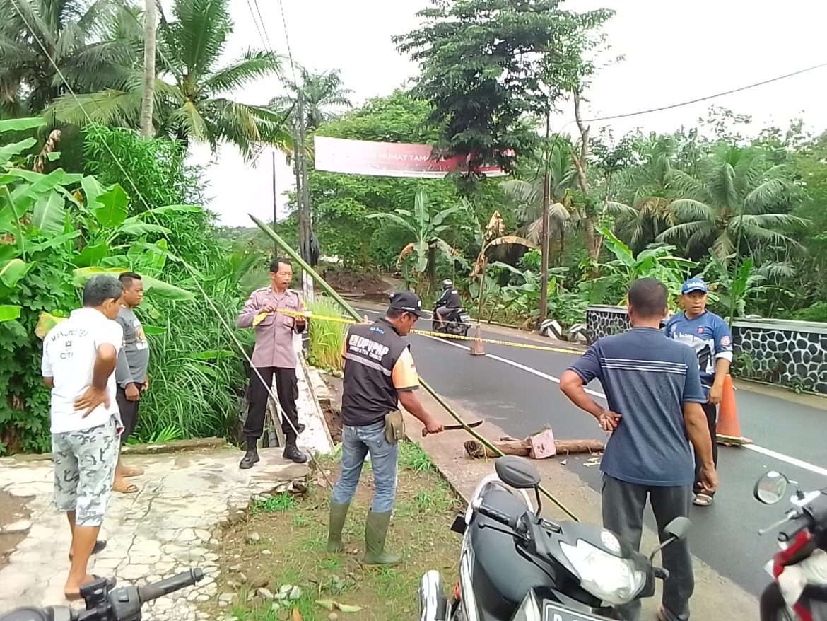 Berikan Rasa Aman, Polsek Pamarican Tinjau Penahan Tebing Jembatan Kertahayu