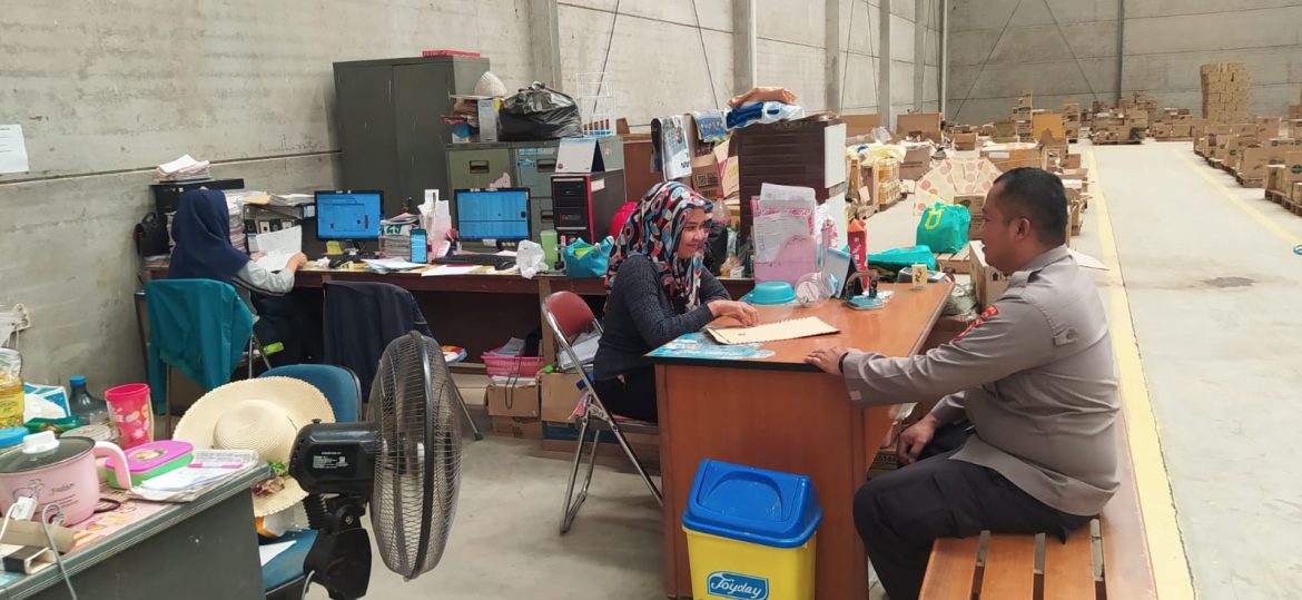 Sambang Kamtibmas, Polsek Pamarican Silaturahmi ke Warga di Desa Kertahayu