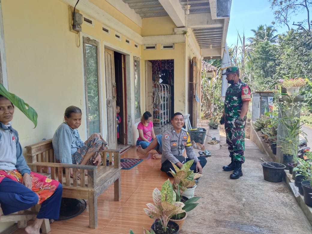 Soliditas TNI-Polri, Bhabinmas dan Babinsa Desa Salakaria Silaturahmi ke Warga di Dusun Ciparay