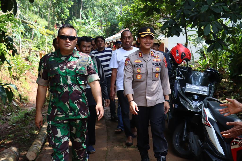 Kapolres dan Dandim 0613/Ciamis Tinjau Lokasi Bencana Alam Pergerakan Tanah di Desa Saguling