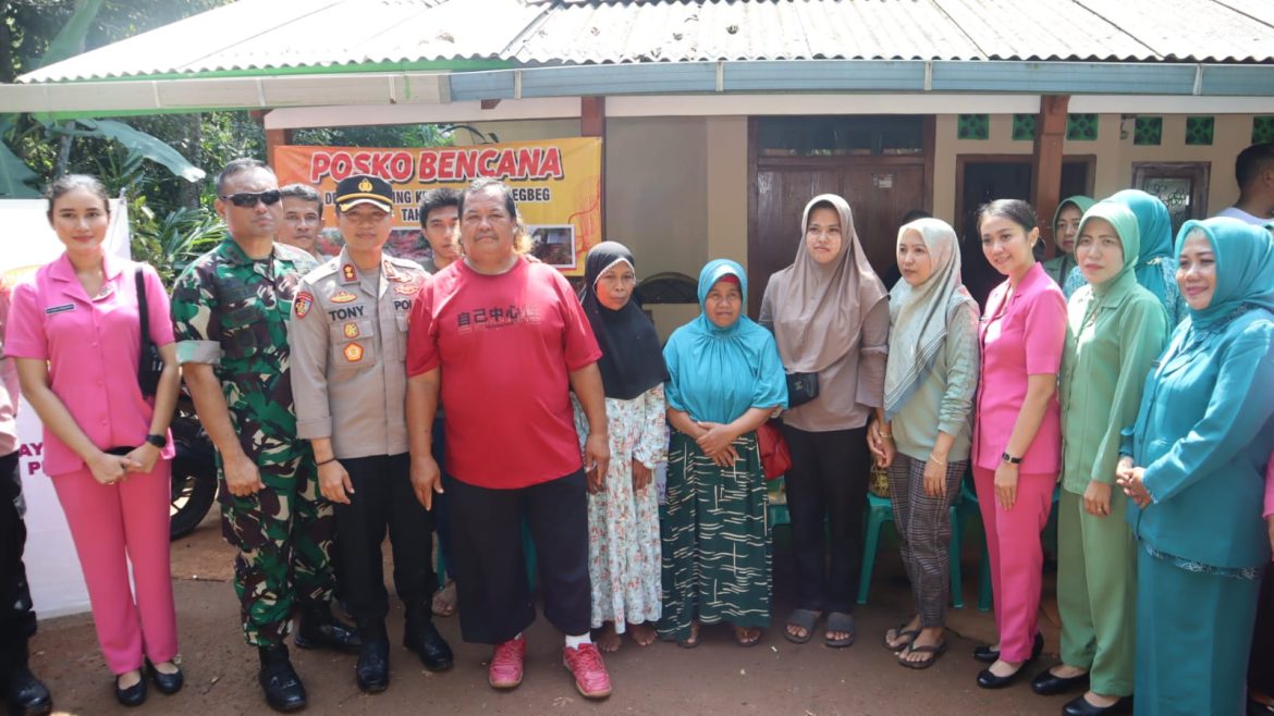 Ketua Bhayangkari Cabang Ciamis dan Persit Bansos di Lokasi Pergeseran Tanah Desa Saguling