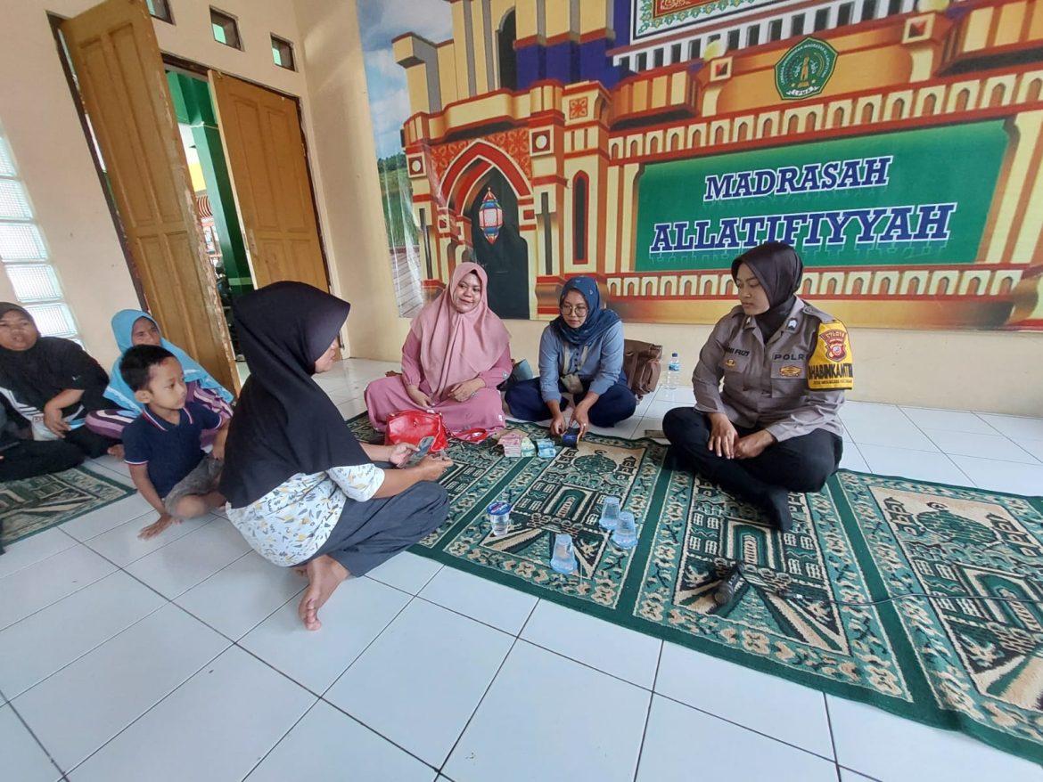 Pastikan Tepat Sasaran, Bhabinkamtibmas Polsek Ciamis Monitoring Penyaluran PKH di Dusun Cimamut