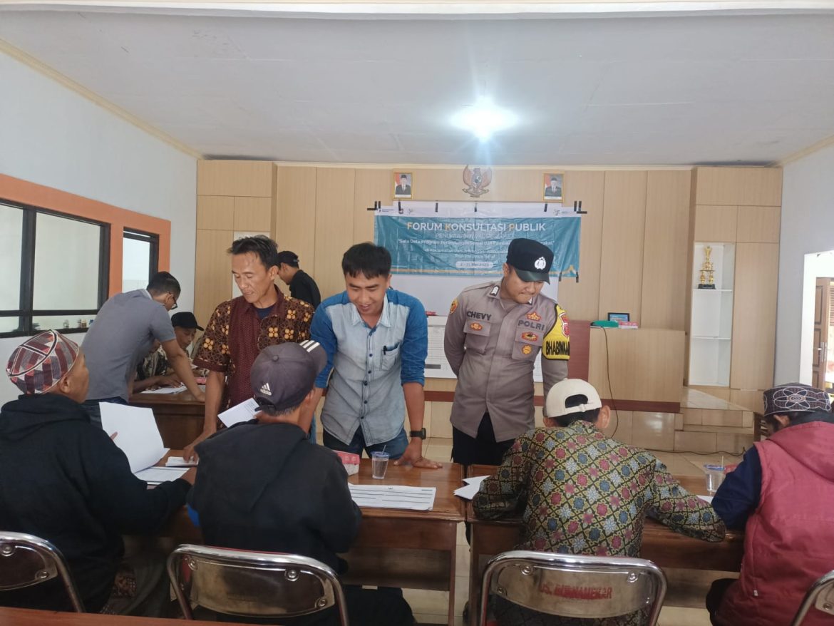 Polsek dan Koramil Panumbangan Monitoring FKP Regsosek di Desa Buanamekar