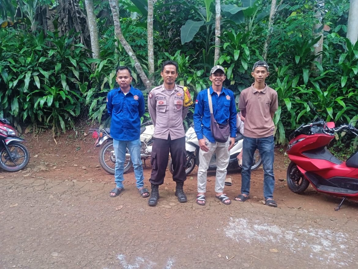 Soliditas TNI-Polri, Bhabinmas dan Babinsa Tanjungsari Silaturahmi ke Warga di Dusun Mandalawangi