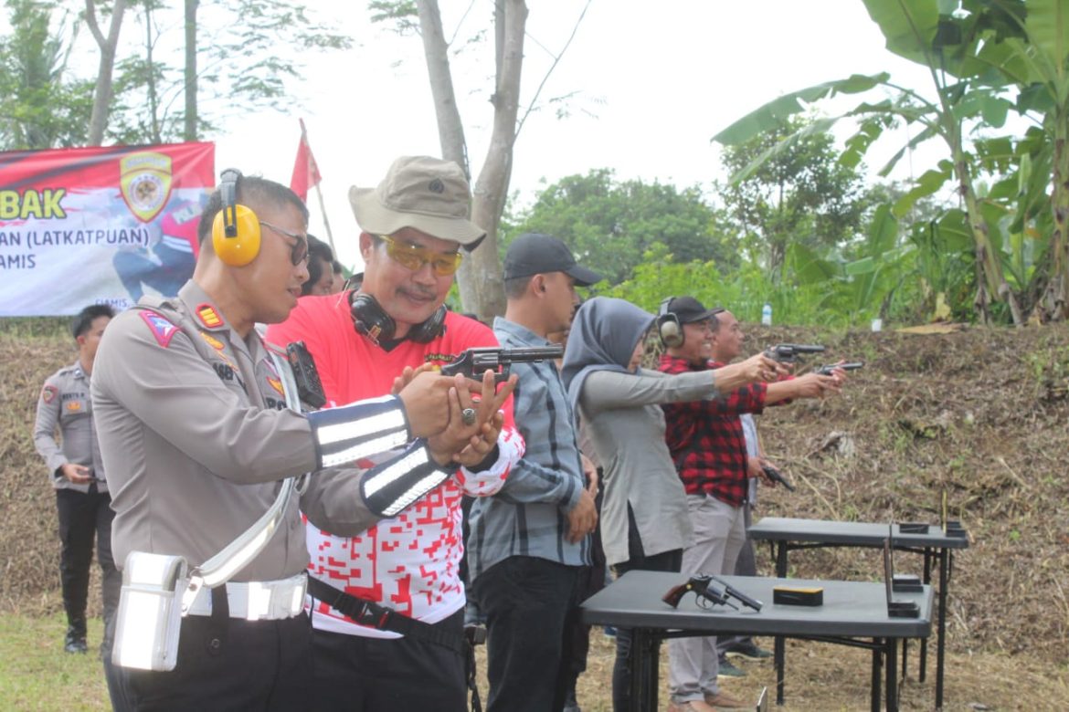 Asah Kemampuan, Personel Polres Ciamis Laksanakan Latihan Menembak