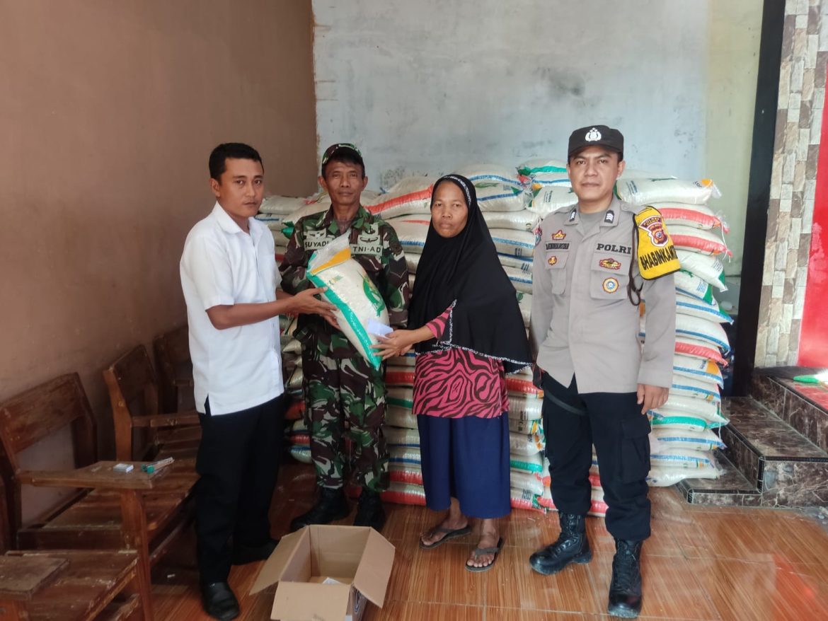 Pastikan Tepat Sasaran, Personel Polsek Lakbok Monitoring Penyaluran Bantuan Pangan ke Warga