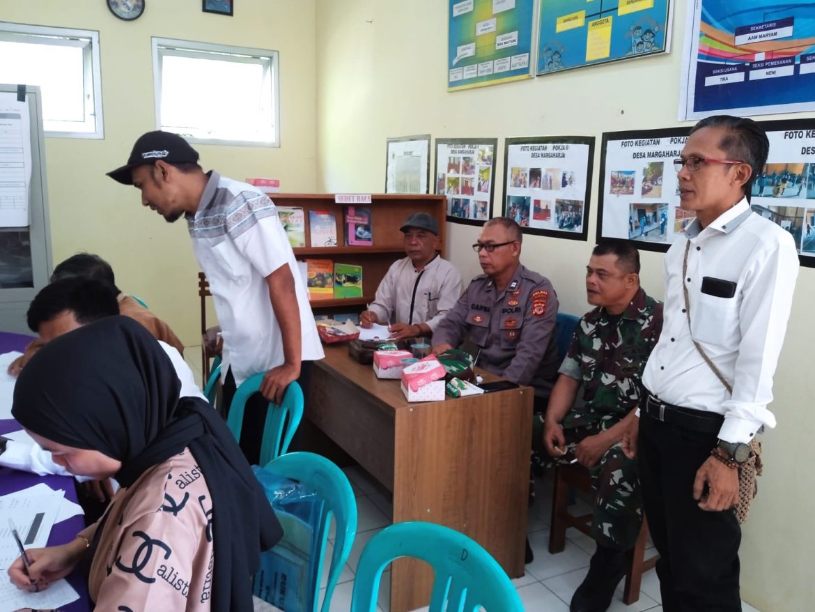 Polsek Sukadana dan Koramil Rajadesa Monitoring FKP Regsosek di Desa Margaharja